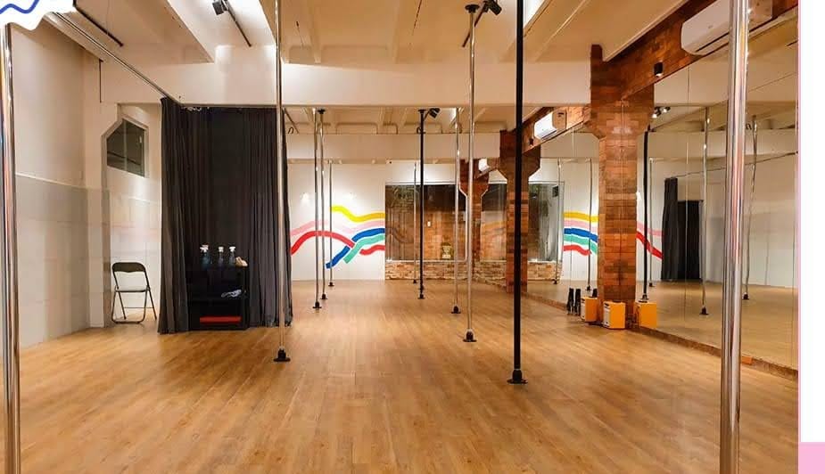 Sala de aula da Casa Fluxo com barras de pole dance