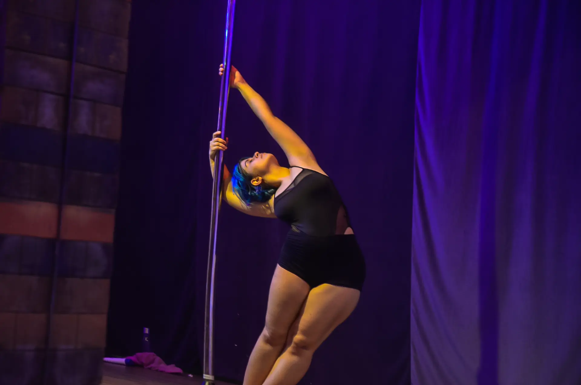 Aluna em movimento de Pole Flow durante o Domingo no Fluxo