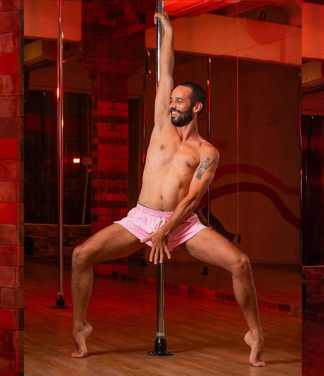 André, professor de pole dance da Casa Fluxo