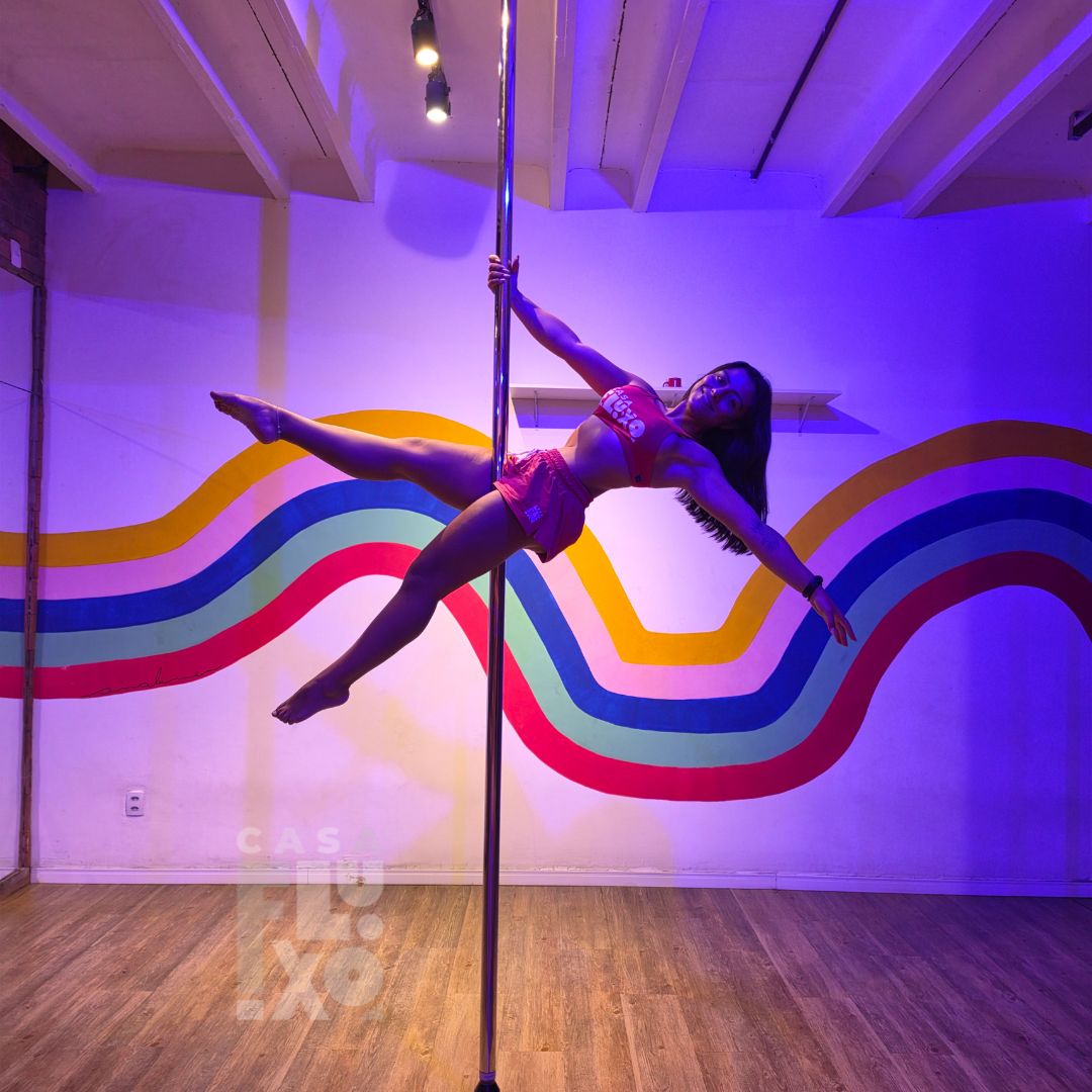 Aula de pole dance na Casa Fluxo